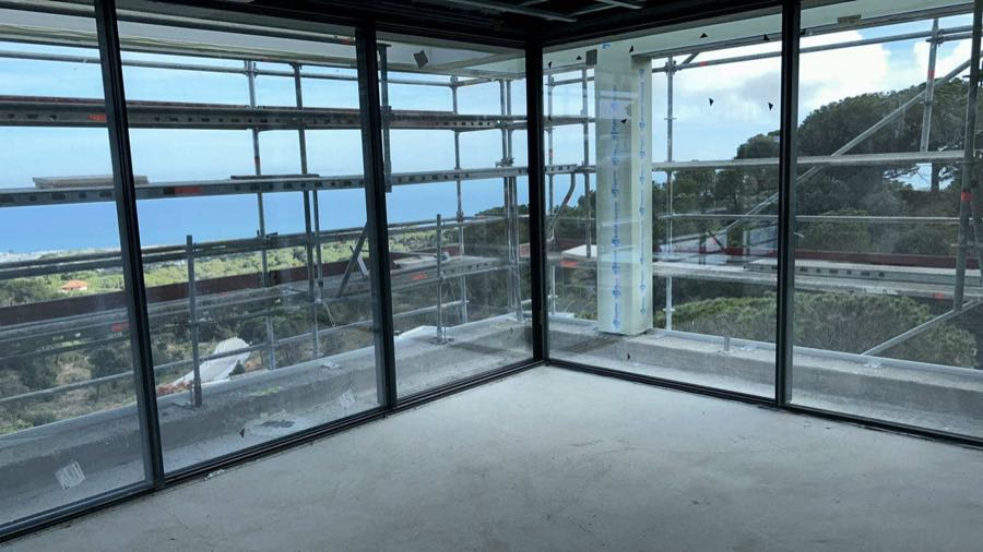 Cerramiento acristalado de aluminio en una vivienda, con vistas al mar