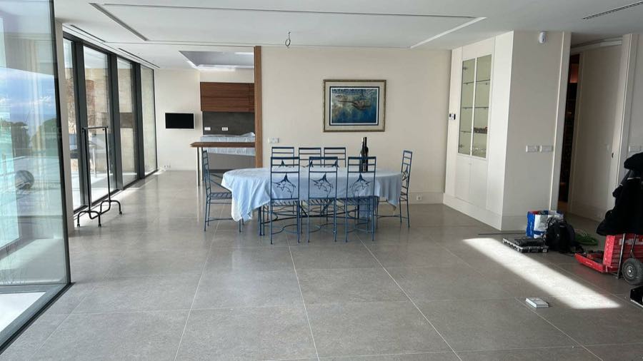 Comedor terminado y amueblado de una vivienda reformada