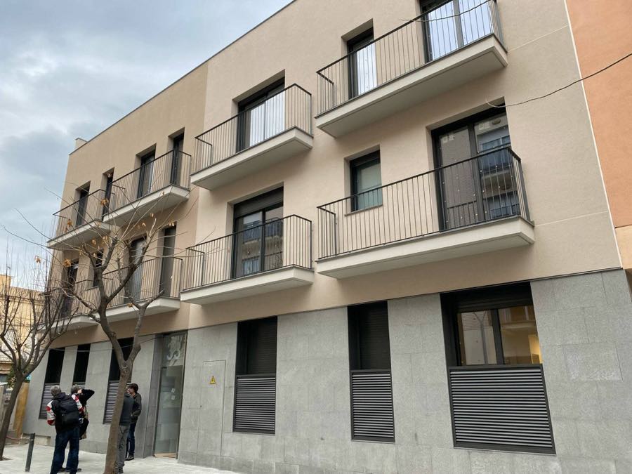 Fachada acabada de un edificio de viviendas con balcones, construido por DM2