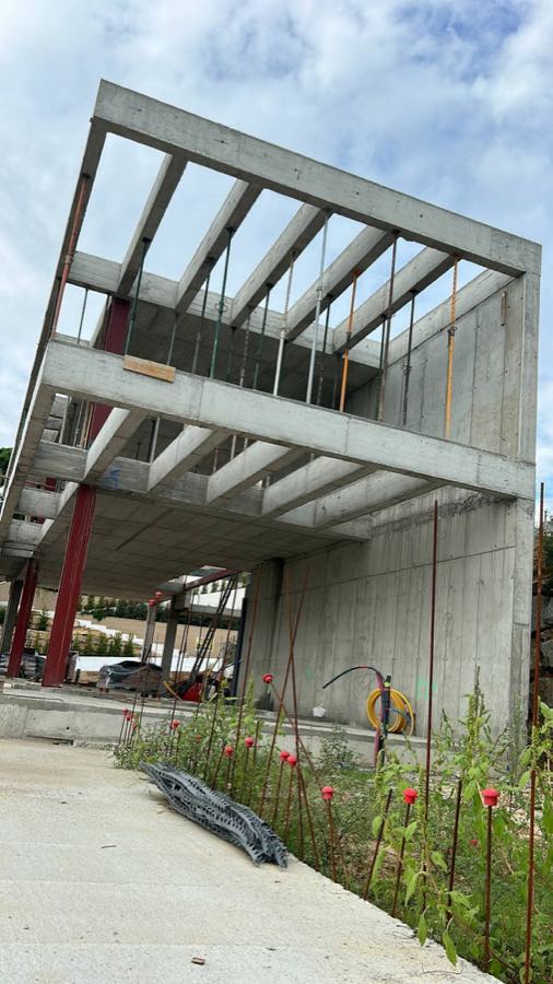 Forjados y pilares de hormigón de un edificio durante los trabajos de estructura
