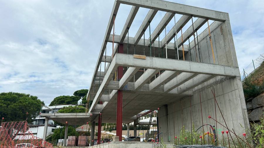 Estructura de hormigón armado con pilares y forjados de un edificio en construcción
