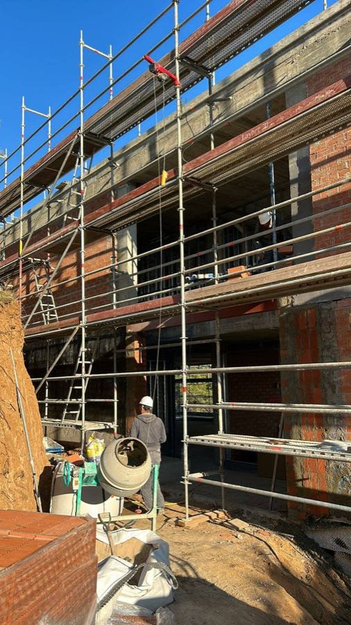 Andamio montado sobre una fachada de ladrillo durante los trabajos de rehabilitación