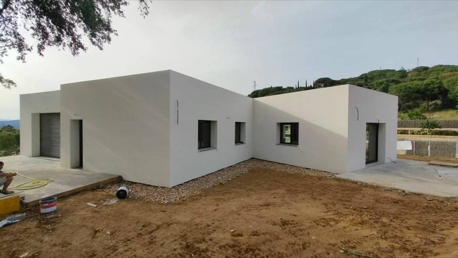 Vivienda unifamiliar de obra nueva con los cerramientos terminados y el terreno sin urbanizar