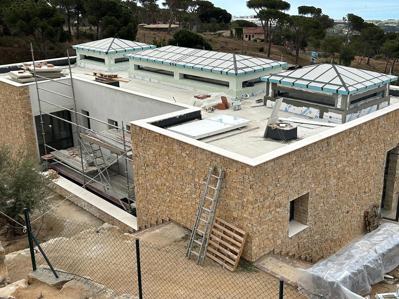 Obra de DM2 Construcciones en el Maresme: fachada de piedra, cubiertas y estructura acabadas