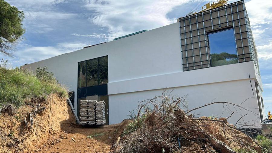 Muro exterior de una vivienda con el terreno excavado, antes del relleno