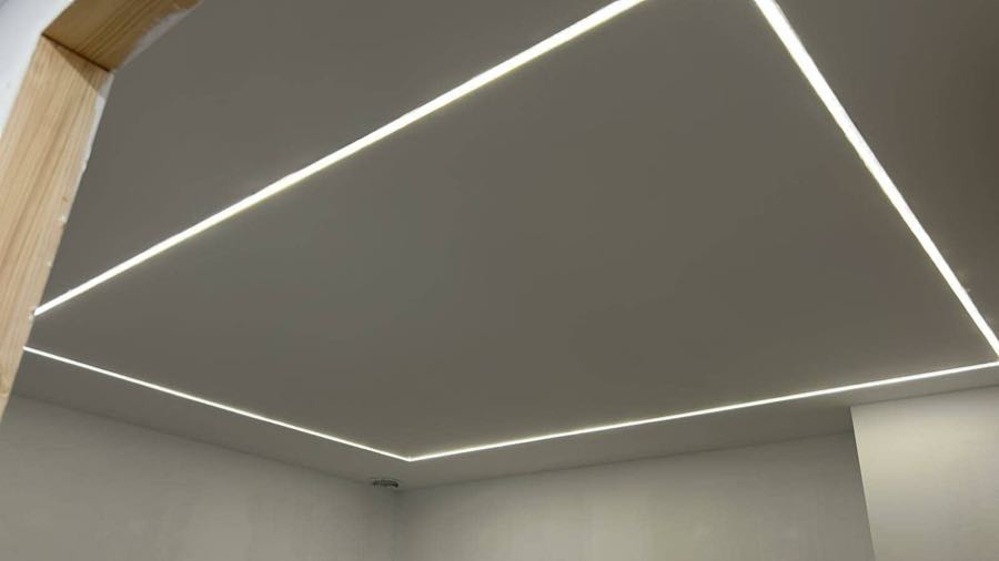 Techo de escayola con tiras de iluminación lineal empotradas