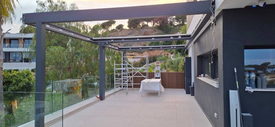 Terraza exterior terminada, con pavimento y pérgola