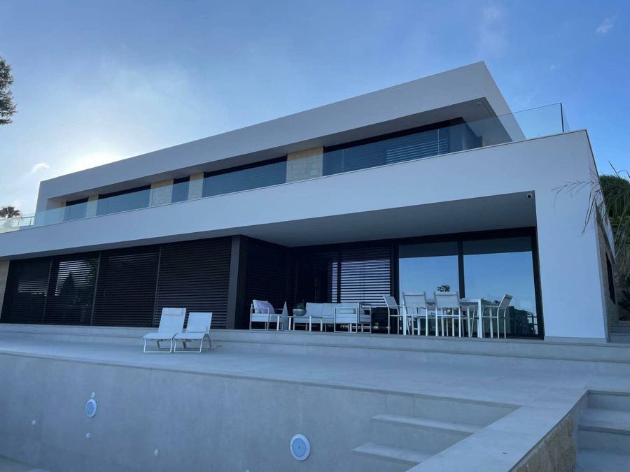 Vivienda unifamiliar de obra nueva con terraza y porche acristalado, construida por DM2